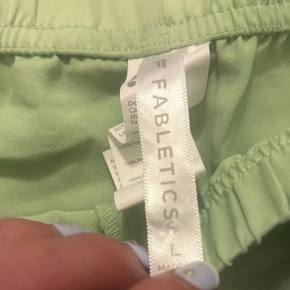 Fabletics NWT Ecosatin Crop Pants Woman’s Lg Capri Length Neon Green Brand New!! - Picture 4 of 13